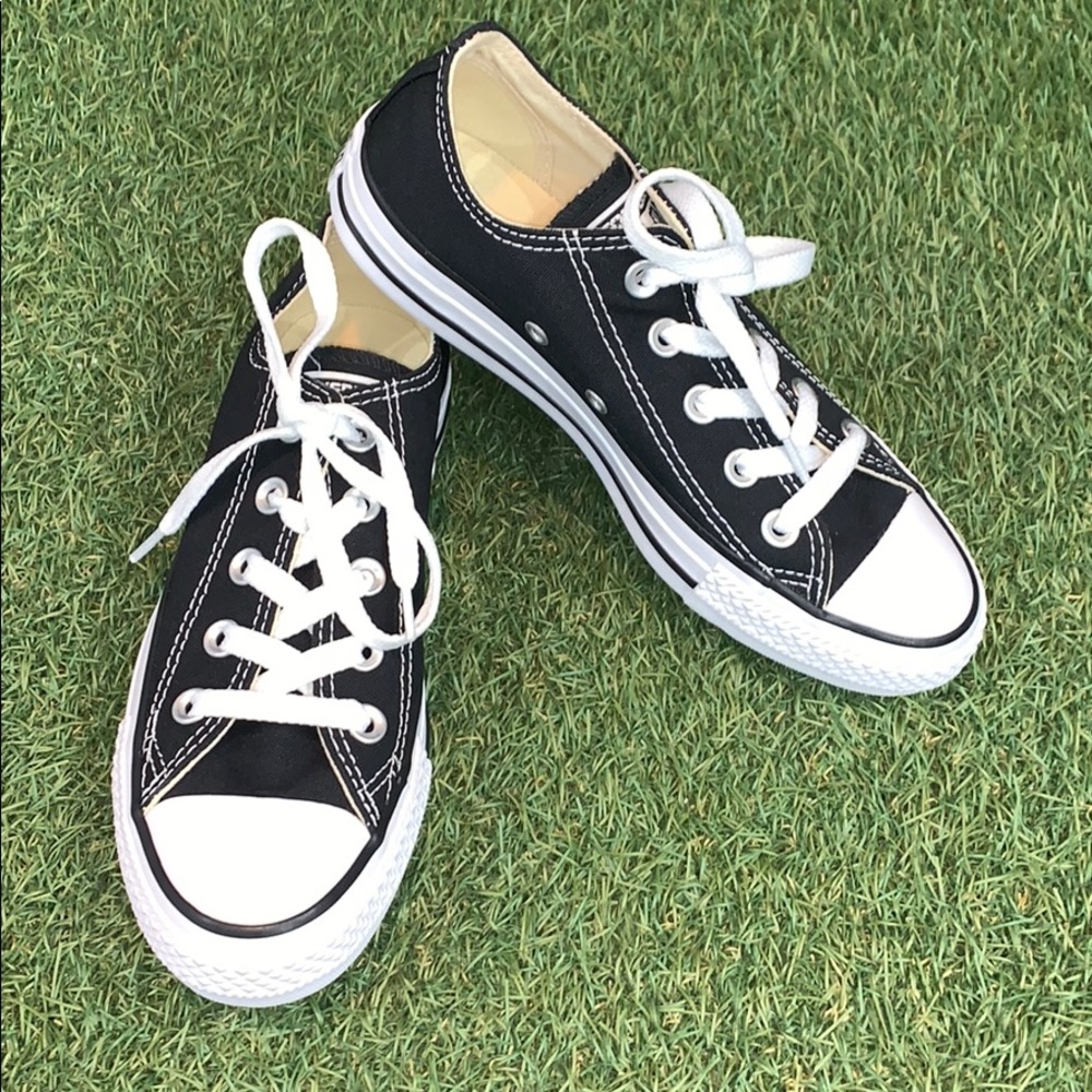 Brand new low top converse in black